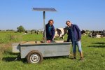 De broers Koopman bij de waterbak met zonnepaneel.