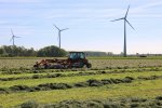 De eerste snede gras wordt binnen gehaald. 