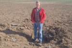 Kees op zijn perceel bij een krater van een Shahed kamikaze drone van Russisch/Iraanse makelij