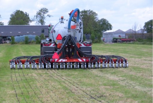 Werk netjes bij mestaanwending, voeg eventueel extra water toe. Dit is gunstig voor de N-benutting en de smakelijkheid van het gras.