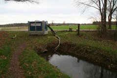 Met pompen wordt het water door het gebied gepompt. Met pompen wordt het water door het gebied gepompt.